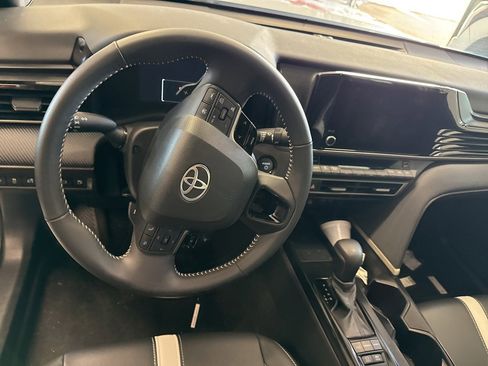 Used 2025 Toyota Camry SE image 10