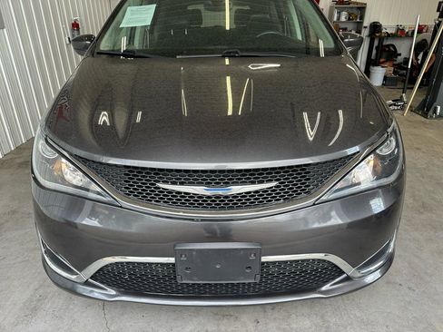 Used 2018 Chrysler Pacifica Touring-L FWD image 7