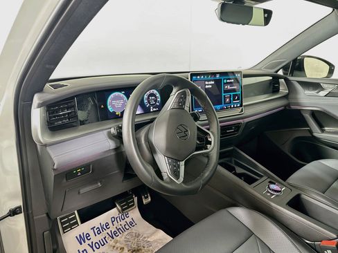 Certified 2025 Volkswagen Tiguan SE R-Line AWD/4WD image 9