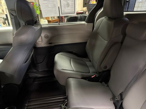 Certified 2024 Toyota Sienna XLE FWD image 33