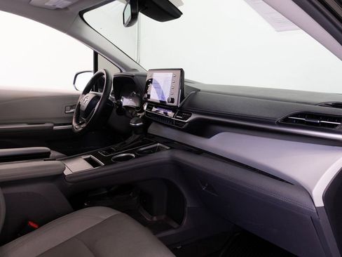 Used 2024 Toyota Sienna Limited image 21