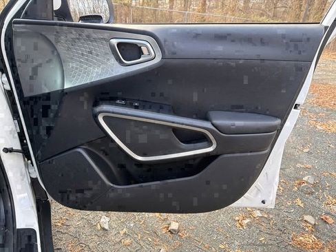 Used 2023 Kia Soul LX w/ LX Technology Package image 10