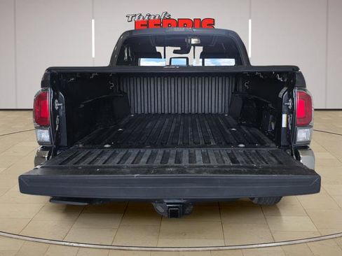 Used 2022 Toyota Tacoma TRD Off-Road AWD/4WD image 9