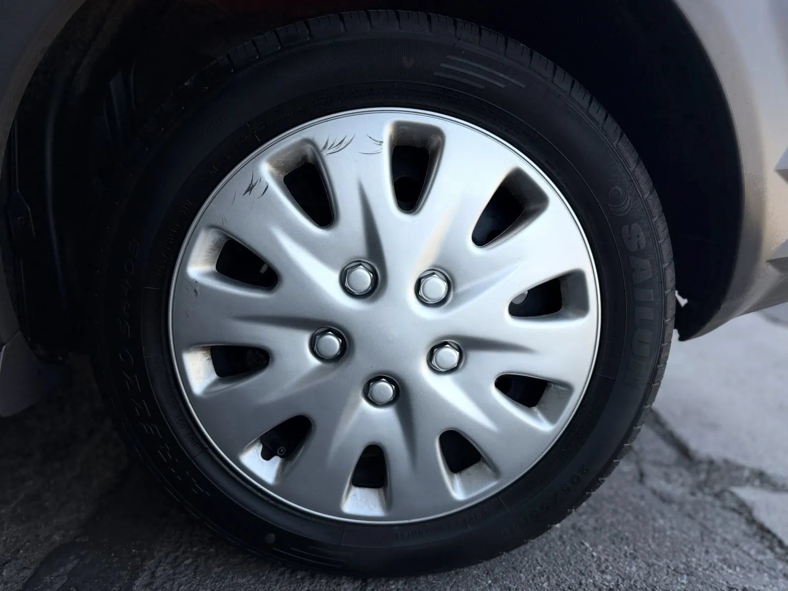 Used 2006 Pontiac Vibe FWD image 25