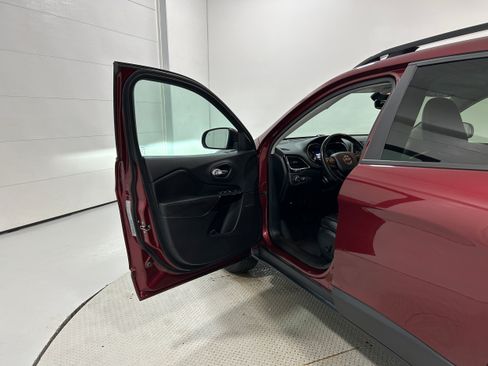 Used 2020 Jeep Cherokee Latitude Plus AWD/4WD image 25