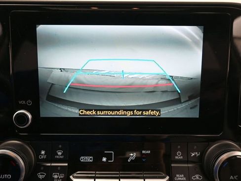 Used 2023 Toyota Highlander XLE AWD/4WD image 23