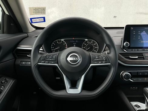 Used 2025 Nissan Altima 2.5 SV image 31