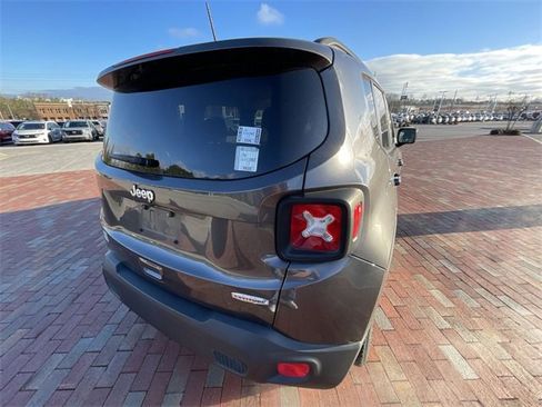 Used 2018 Jeep Renegade Latitude image 16