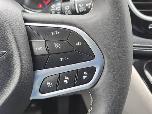 Used 2024 Chrysler Pacifica Limited FWD image 24