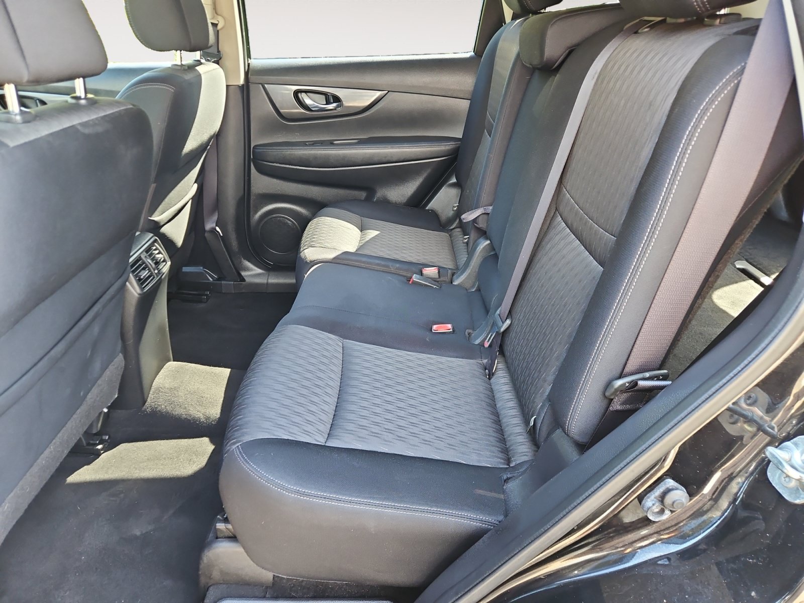 Used 2017 Nissan Rogue SV FWD image 13