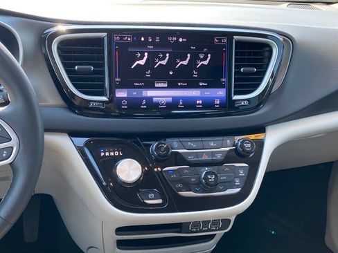 Used 2024 Chrysler Pacifica Touring-L FWD image 10