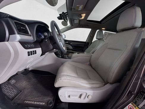 Used 2015 Toyota Highlander Limited w/ Driver Technology Package FWD image 12
