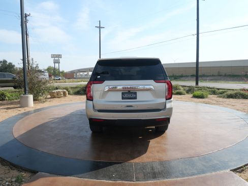 Used 2024 GMC Yukon XL SLT w/ SLT Luxury Package image 3