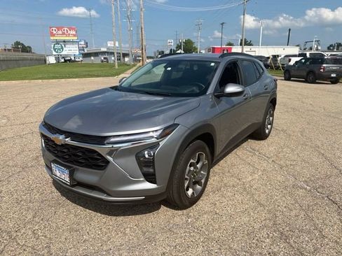 Used 2025 Chevrolet Trax LT w/ LT Convenience Package FWD image 3