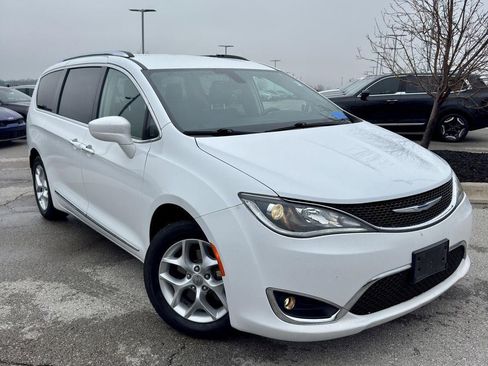 Used 2018 Chrysler Pacifica Touring-L w/ Tire & Wheel Group image 7