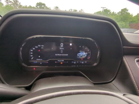 Used 2023 GMC Yukon XL AT4 w/ Technology Package AWD/4WD image 12