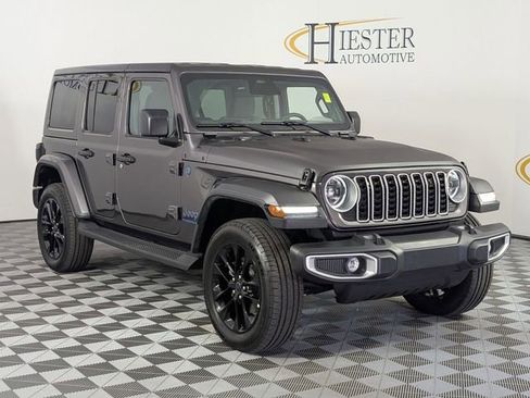 Used 2025 Jeep Wrangler Unlimited Sahara image 2