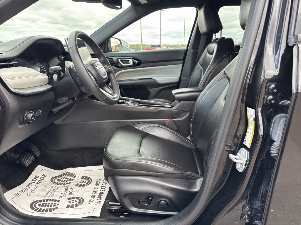 Used 2025 Jeep Compass Limited AWD/4WD image 9