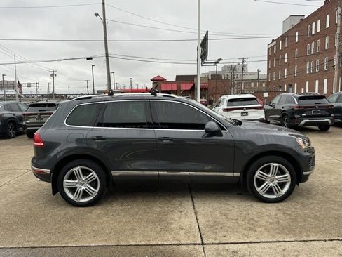 Used 2016 Volkswagen Touareg Executive image 6