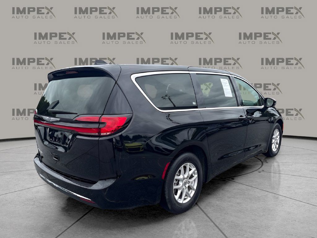 Used 2024 Chrysler Pacifica Touring-L FWD image 5