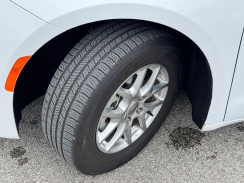 Used 2024 Chrysler Pacifica Touring-L image 33