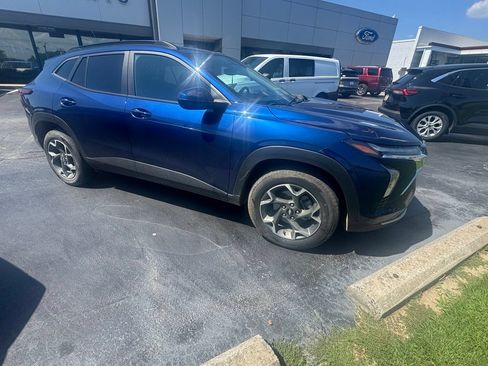 Used 2024 Chevrolet Trax LT w/ Sunroof Package FWD image 1