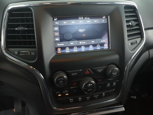 Used 2019 Jeep Grand Cherokee Laredo image 14