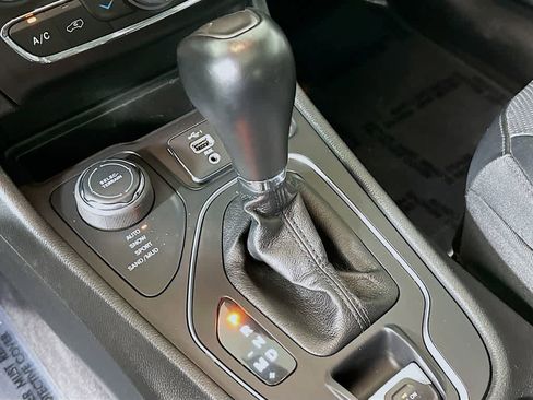 Used 2022 Jeep Cherokee Latitude Lux w/ Sun & Sound Group image 19