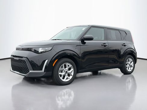 Used 2025 Kia Soul LX FWD image 11
