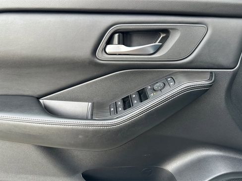 Used 2025 Nissan Rogue SV image 12