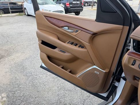 Used 2017 Cadillac Escalade ESV Platinum AWD/4WD image 26