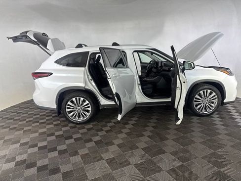 Used 2024 Toyota Highlander Platinum AWD/4WD image 13
