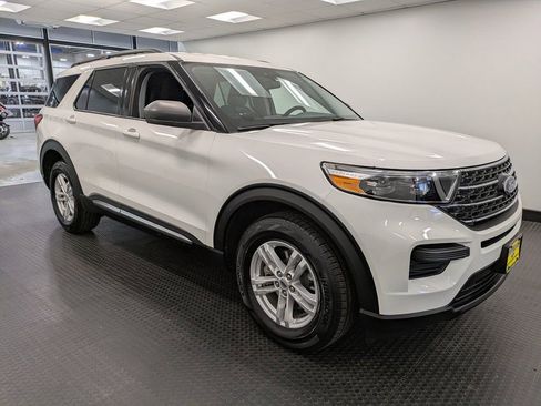 Used 2022 Ford Explorer XLT image 3