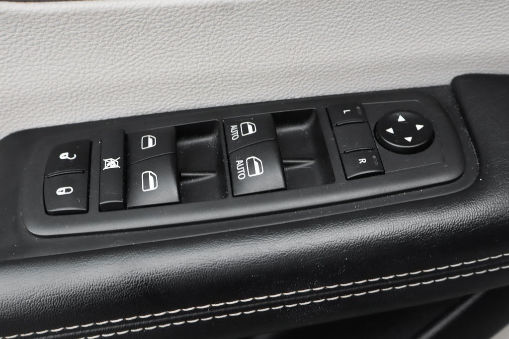Used 2021 Chrysler Pacifica Touring-L FWD image 15