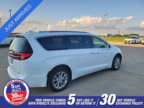 Used 2021 Chrysler Pacifica Touring-L w/ Premium & Safety Sphere Group AWD/4WD image 3