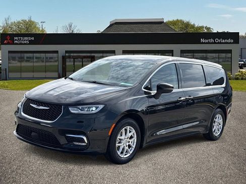 Used 2023 Chrysler Pacifica Touring-L image 7