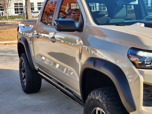 Used 2024 Chevrolet Colorado ZR2 w/ Technology Package image 8