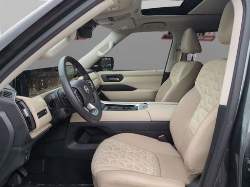 Used 2025 Nissan Armada Platinum image 9