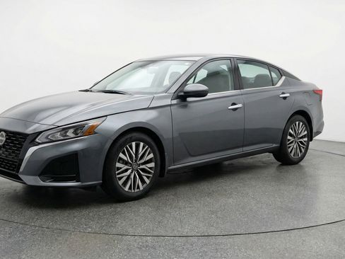 Used 2025 Nissan Altima 2.5 SV image 3