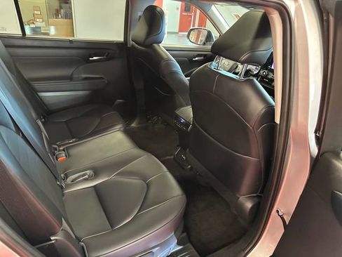 Used 2023 Toyota Highlander XLE AWD/4WD image 15
