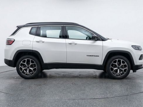 Used 2025 Jeep Compass Limited image 11