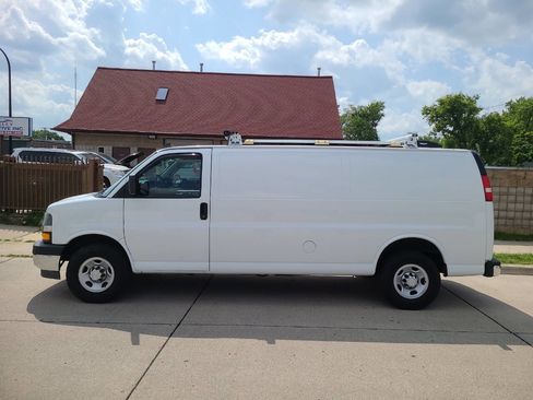 Used 2018 Chevrolet Express 2500 Extended image 4