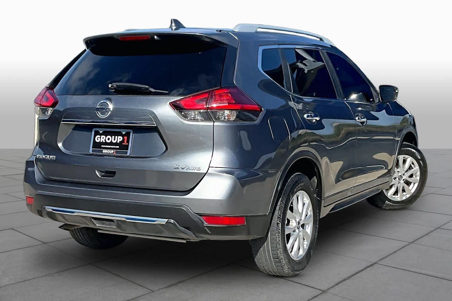 Used 2017 Nissan Rogue SV AWD/4WD image 12