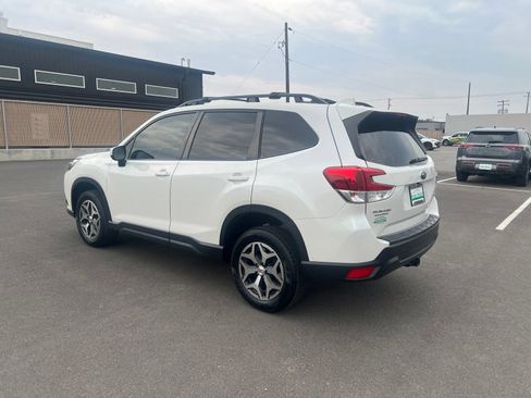 Used 2022 Subaru Forester Premium AWD/4WD image 5
