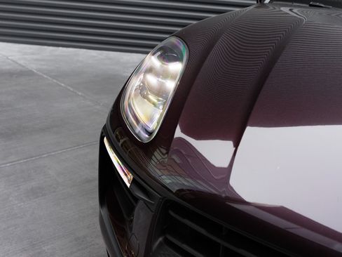 Certified 2025 Porsche Macan AWD/4WD image 37