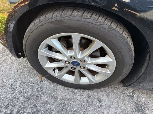 Used 2017 Ford Fusion SE w/ Fusion SE Technology Package image 5