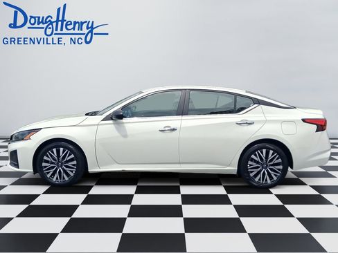 Used 2025 Nissan Altima 2.5 SV FWD image 2