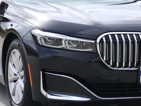 Used 2022 BMW 740i image 8