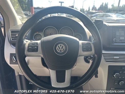 Used 2011 Volkswagen Routan SE image 20