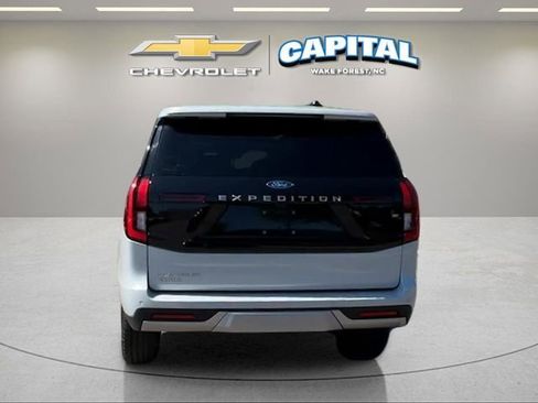 Used 2025 Ford Expedition Platinum w/ Driver's Package AWD/4WD image 4